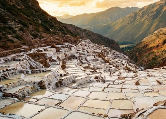 Vue des salines de Maras et de leurs bassins en terrasses, Vallée Sacrée des Incas, Cuzco