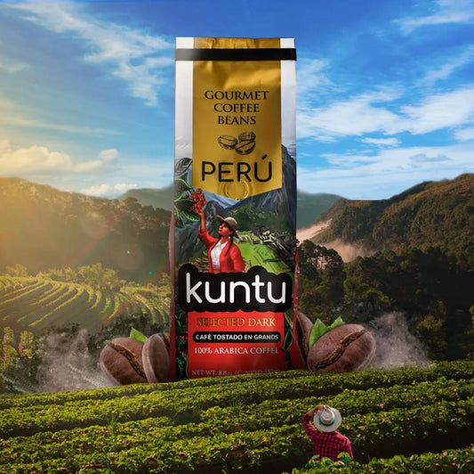Paquet de café péruvien Kuntu Selected Dark devant une plantation de café au Pérou