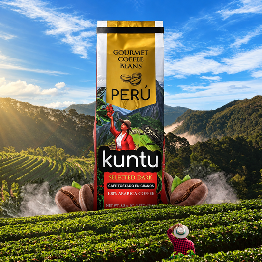 Paquet de café péruvien Kuntu Selected Dark devant une plantation de café au Pérou
