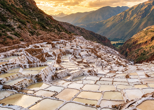 Vue des salines de Maras et de leurs bassins en terrasses, Vallée Sacrée des Incas, Cuzco