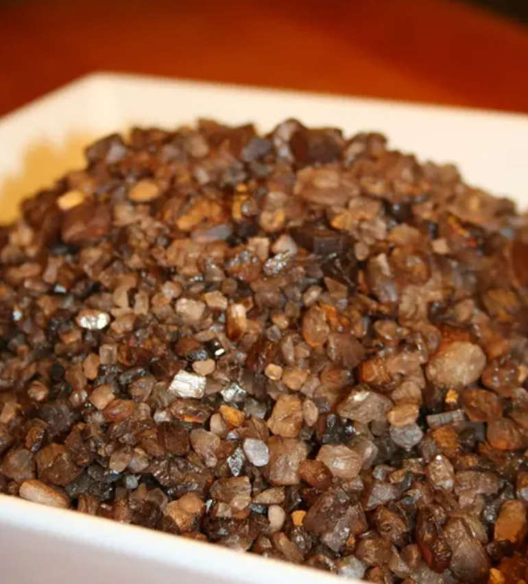 Boîte de sel de Maras fumé posée sur un plan de travail